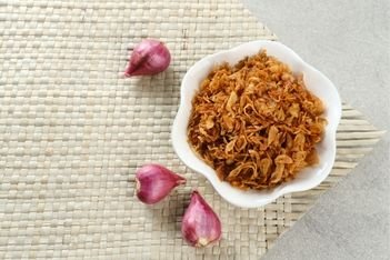 Onion flakes